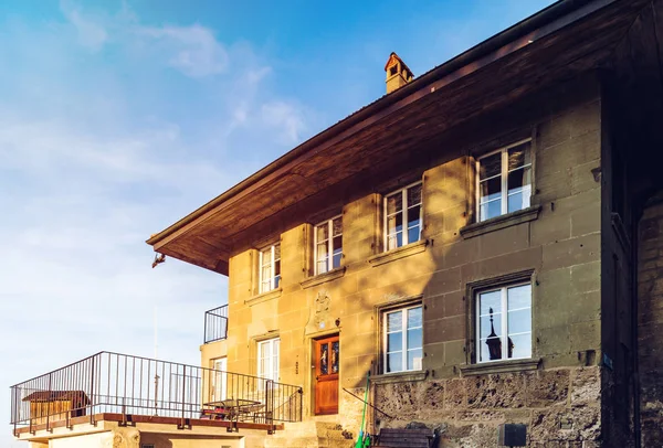 Régi klasszikus stílusú ablakok, Svájc — Stock Fotó