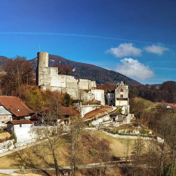 Velho castelo medieval Bipp na Suíça — Fotografia de Stock