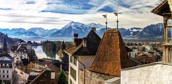 Güzel panoramik Thun eski şehir çatılar ve Alpler arka — Stok fotoğraf