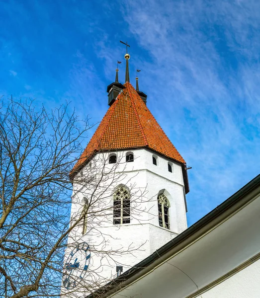 Mooie witte kerk met hoge toren in Thun, Zwitserland — Stockfoto