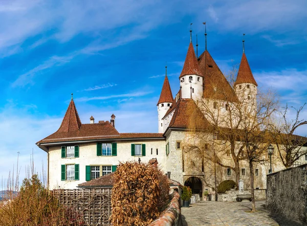 Antiguo castillo de Thun en Thunersee en Suiza — Foto de Stock