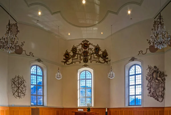 Lindas janelas altas na igreja antiga, vista de dentro — Fotografia de Stock