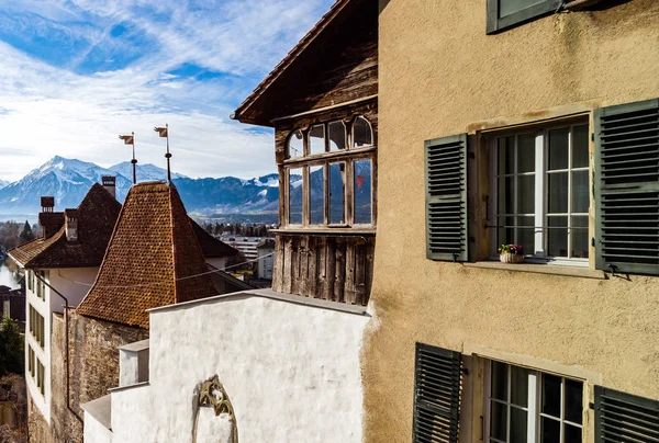 Velhas janelas de estilo clássico da Suíça — Fotografia de Stock