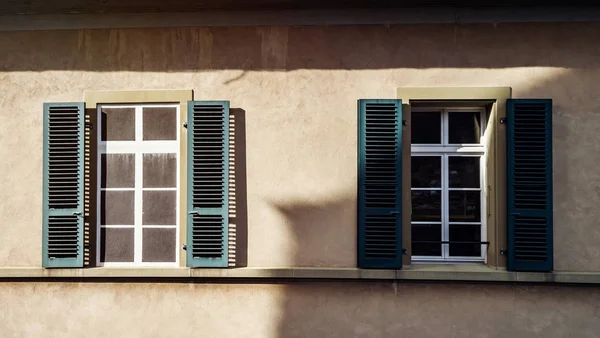 Vieilles fenêtres de style classique de Suisse — Photo