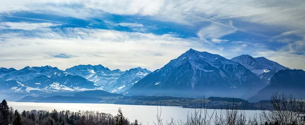 瑞士阿尔卑斯山和图恩湖的全景视图 — 图库照片