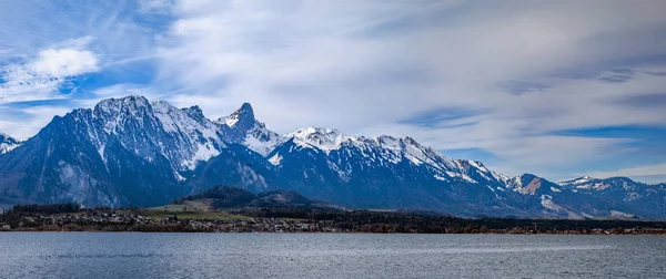 Panoramiczny widok na jezioro Thun i Alpy Szwajcarskie — Zdjęcie stockowe