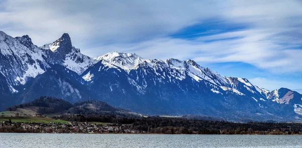 Panoramisch uitzicht van Zwitserse Alpen en Thun lake — Stockfoto