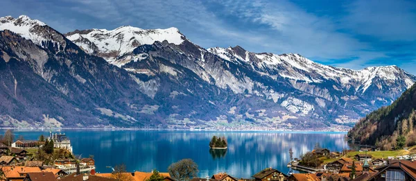 Bella vista panoramica sul lago blu di Iseltwald, Svizzera — Foto Stock