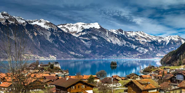 Bella vista panoramica sul lago blu di Iseltwald, Svizzera — Foto Stock