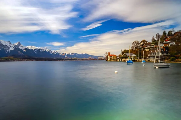 Luogo tranquillo sul lago di Thun, Svizzera, primavera — Foto Stock