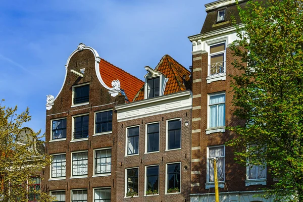 Casas clásicas en Amsterdam, vista a la calle — Foto de Stock