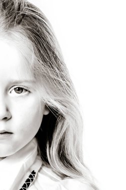 Eller tarafından Signes yapma reklam için poz sevimli küçük kız 