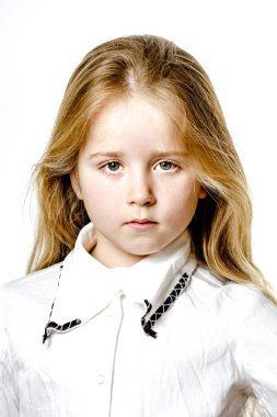 Eller tarafından Signes yapma reklam için poz sevimli küçük kız 