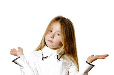 Eller tarafından Signes yapma reklam için poz sevimli küçük kız 