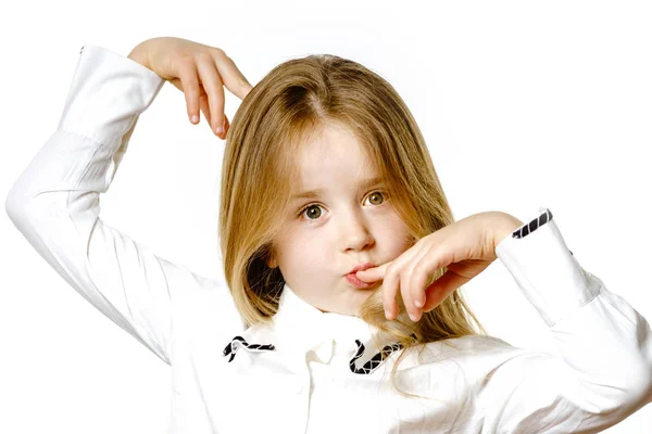 Schattig klein meisje poseren voor reclame, signes maken door handen — Stockfoto