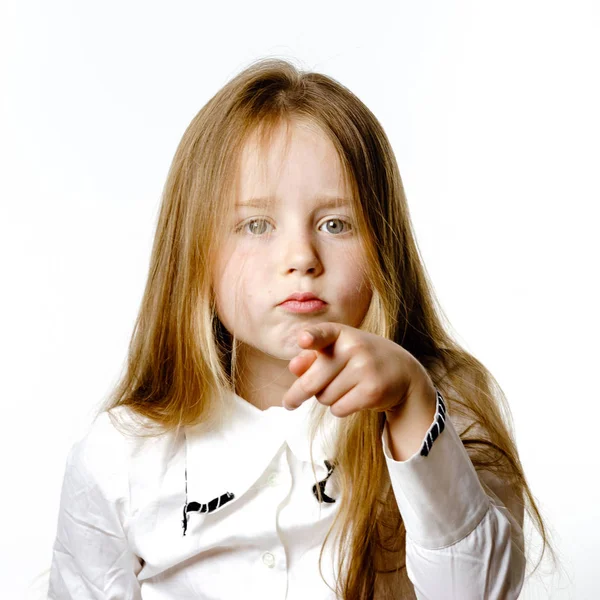 Schattig klein meisje poseren voor reclame, signes maken door handen — Stockfoto