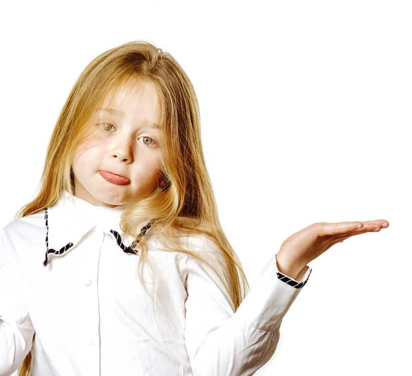 Söt liten flicka poserar för reklam, att göra signes av händer — Stockfoto