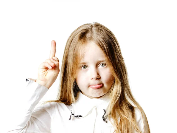 Nettes kleines Mädchen posiert für Werbung, macht Handzeichen — Stockfoto