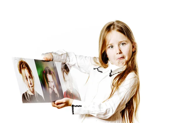 Menina bonito posando para publicidade, fazendo sinais por mãos — Fotografia de Stock