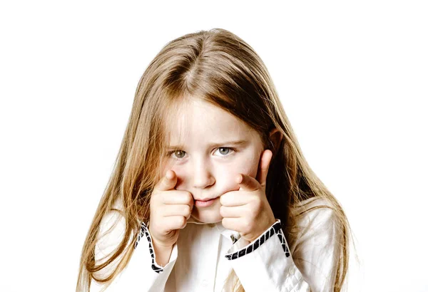 Милая маленькая девочка позирует для рекламы, делает вывески руками — стоковое фото