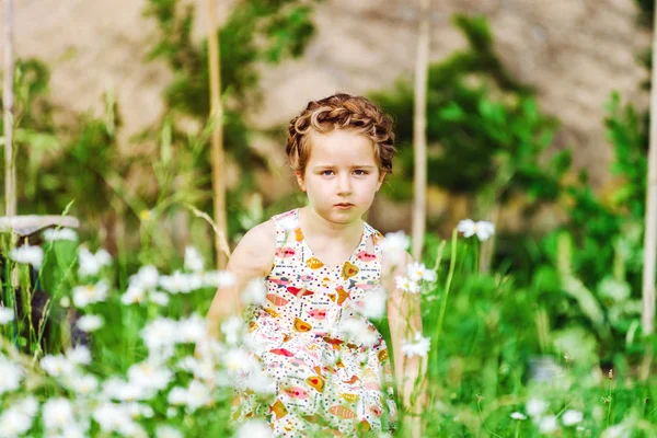 Söt liten förskolebarn flicka naturliga porträtt på solen — Stockfoto