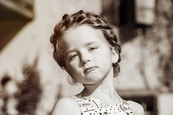 Милый маленький дошкольница девушка природный портрет на солнце — стоковое фото