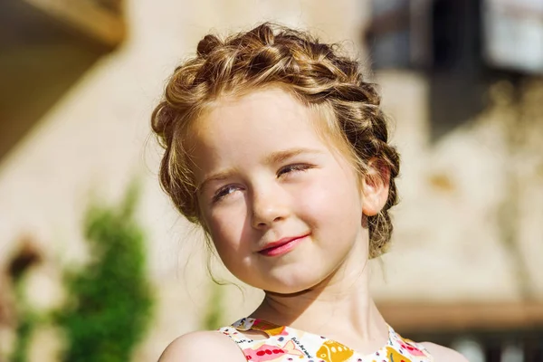 Bonito pouco pré-escolar menina natural retrato no o sol — Fotografia de Stock