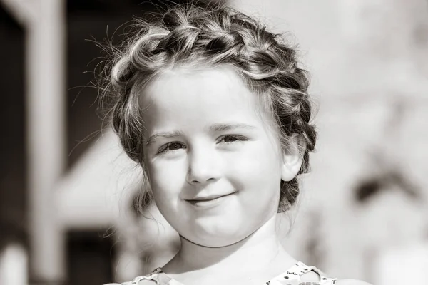 Linda niña preescolar retrato natural en el sol —  Fotos de Stock