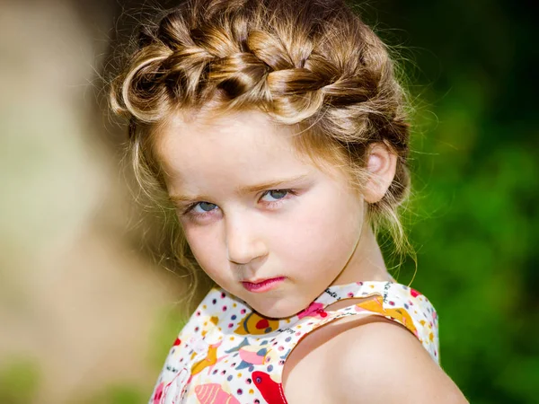 태양에 귀여운 작은 미 취학 소녀 자연 초상화 — 스톡 사진