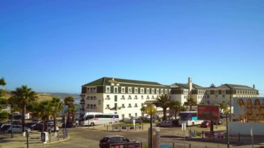 Redaksiyon: 7 Haziran 2017. Ericeira, Portekiz. Sokak görüntülemek eski okyanus yakın otel