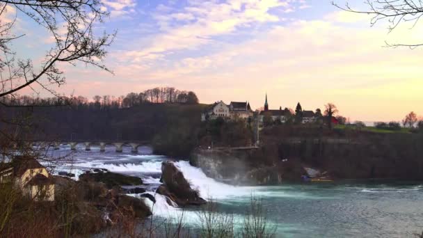 Zachód słońca i Rhein wodospad timelapse widok, wiosna w Szwajcarii — Wideo stockowe