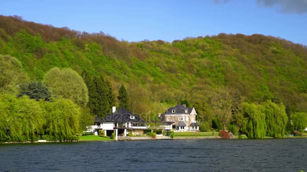 Schöner und ruhiger Ort an der Maas in Belgien — Stockvideo