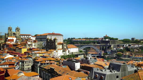 Vue aérienne vers les toits rouges du vieux centre de Porto, Portugal — Video