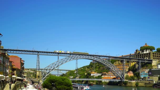 Redakce: 6. června 2017, Porto, Portugalsko. Krásné ocelové most přes řeky Douro — Stock video