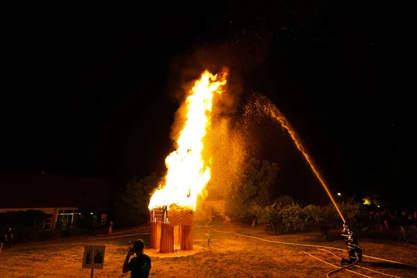 Festival de Saint Jean en el pueblo francés. Escultura llameante de cuernos —  Fotos de Stock