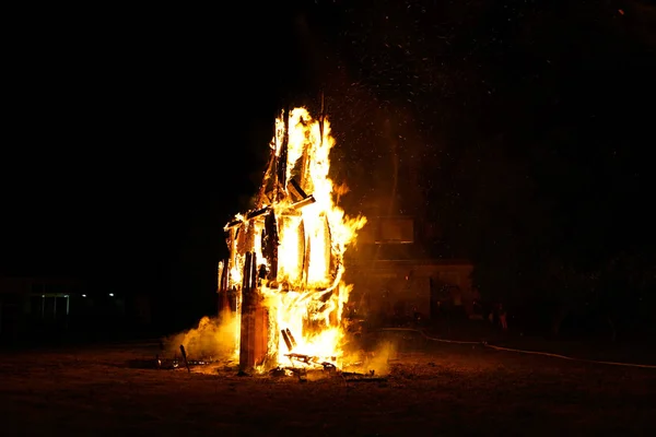 Фестиваль Святого Жана во французской деревне. Пылающая скульптура из закусок — стоковое фото