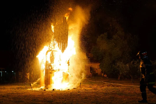 Saint Jean festival ve francouzské vesnici. Hořící sochařství hors — Stock fotografie