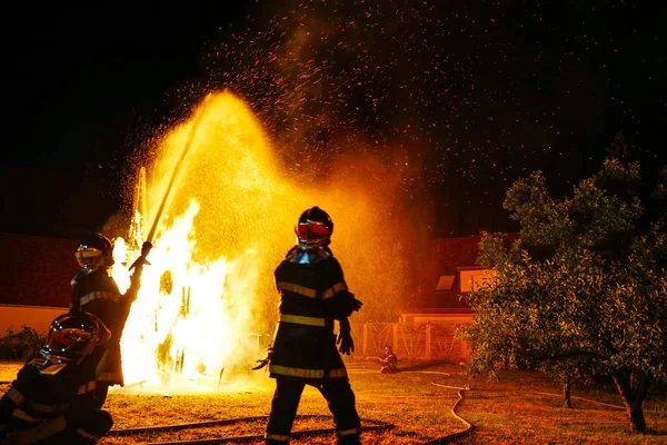 Saint Jean Festival in französischem Dorf. Flammende Skulptur von Vorspeisen — Stockfoto