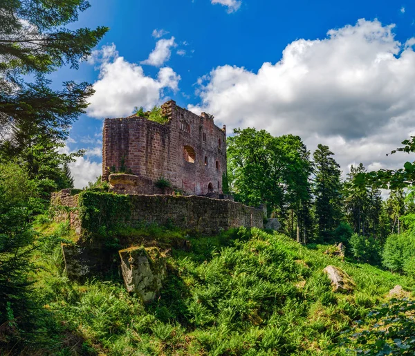 Majestätiska ruinerna av medeltida slott Birkenfels, Alsace, Frankrike — Stockfoto