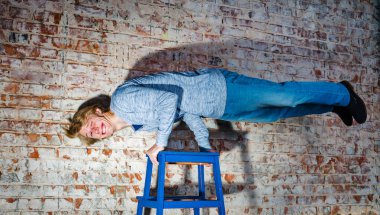 Güçlü bir seksi genç adam ile çıplak torse poz