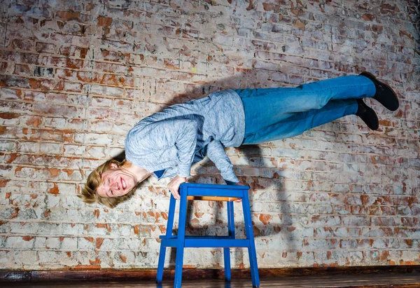 Güçlü bir seksi genç adam ile çıplak torse poz