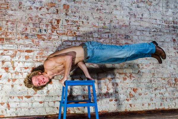 Güçlü bir seksi genç adam ile çıplak torse poz