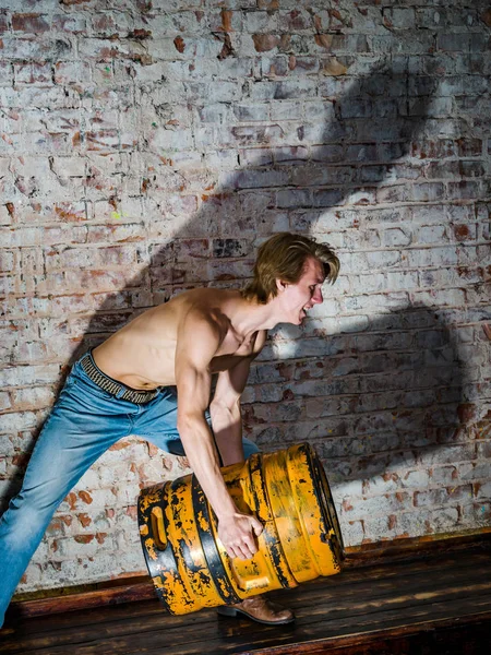 Güçlü bir seksi genç adam ile çıplak torse poz