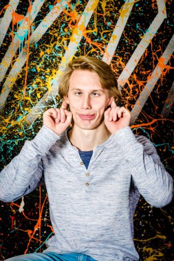 Studio poz genç çekici adam