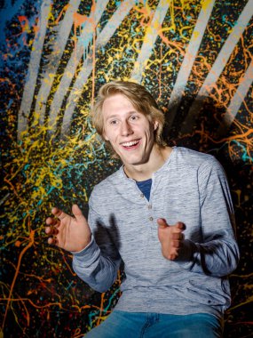 Studio poz genç çekici adam