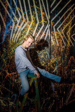 Studio poz genç çekici adam