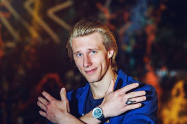 Studio poz genç çekici adam