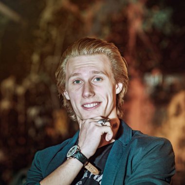 Studio poz genç çekici adam