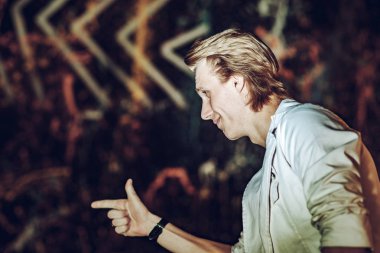 Studio poz genç çekici adam