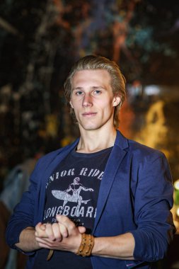 Studio poz genç çekici adam